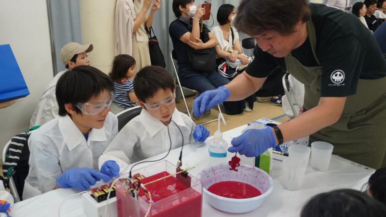 夏休み子ども化学実験ショー2025①